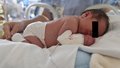 Austrálie potvrdila smutnou zprávu, nejmladší obětí covidu v zemi je osmitýdenní miminko.