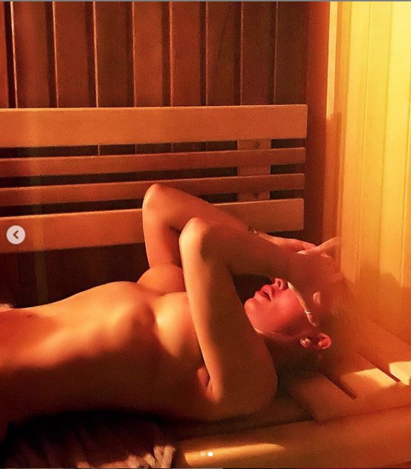  Modelka si dopřála dráždivý detox v sauně.