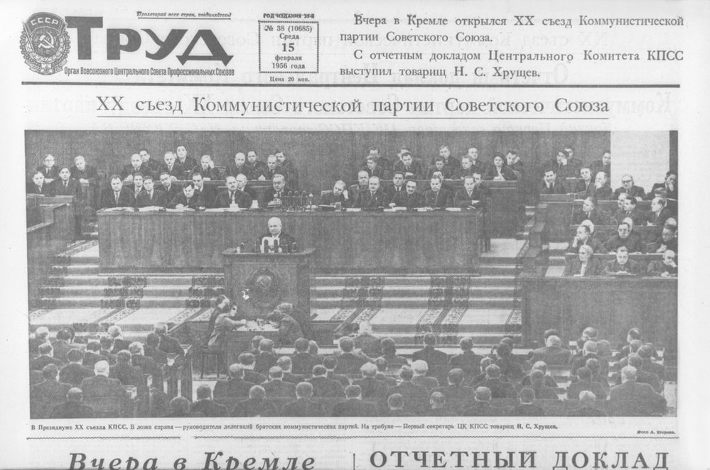 Snímek z XX. sjezdu KSSS uveřejněný v deníku TRUD (Práce) -předsednictvo a N.S.Chruščov při projevu