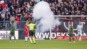 Skandál v nizozemské lize! Výtržnosti fanoušků a pyrotechnika předčasně ukončily zápas