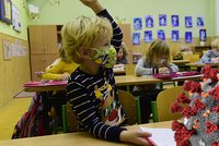 Česko si vyzkoušelo testování školáků na covid: Zubařka Laura předběhla plány Babiše