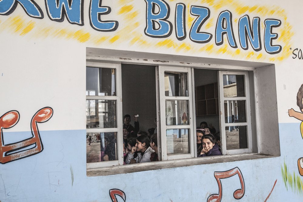 V Kobaní jsou tamní lidé šťastní, že se po letech zákazu může vyučovat v kurdštině.