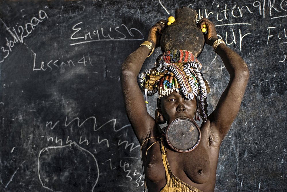 Dávno nefungující škola pro děti na kmenových územích v Etiopii.