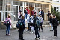 Pražské školy otevřely své brány: Roušky, více vchodů i venkovní učení. Kolik dětí dorazilo?