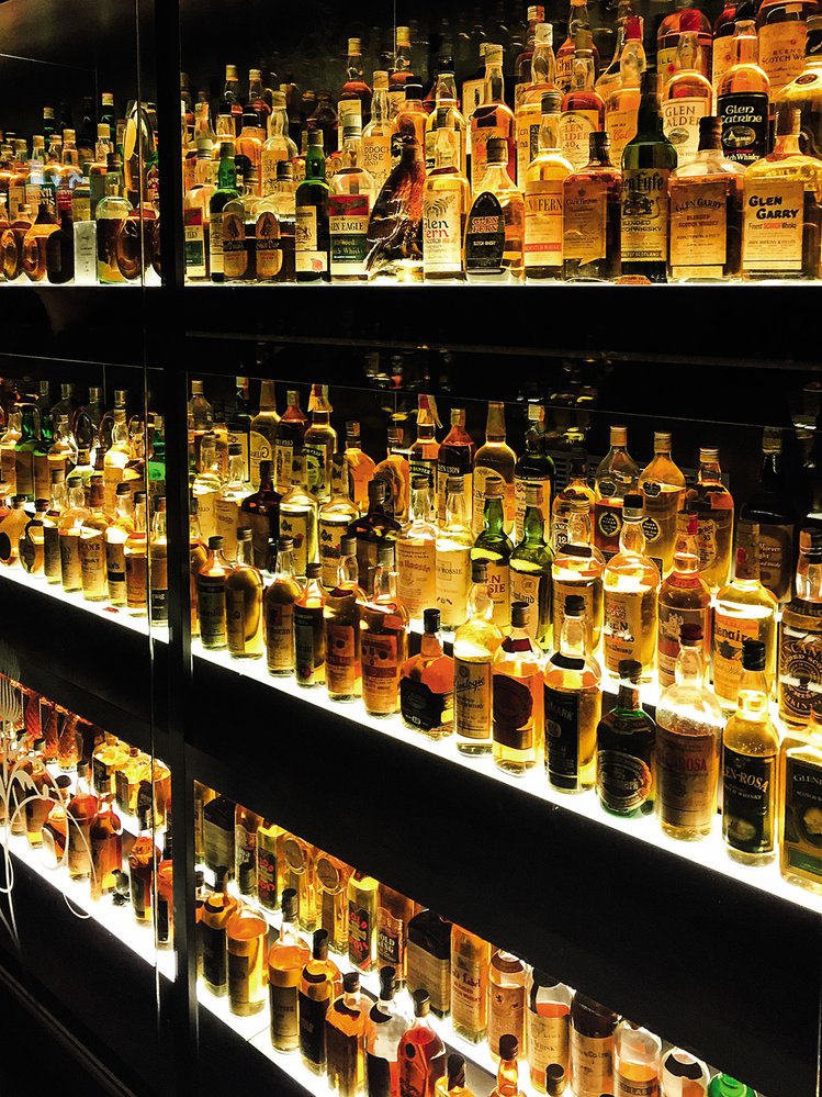 Část největší sbírky whisky na světě v The Scotch Whisky Experience
