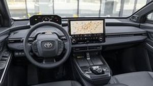 Skutečný konec držení mobilů za jízdy? Toyota si patentovala samočinné focení okolí Skutečný konec držení mobilů za jízdy? Toyota si patentovala samočinné focení okolí