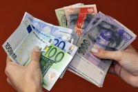 Slováci si doma „syslí“ přes dvě miliardy korun. I když země dávno platí eurem