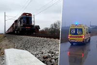 Muž (56) přebíhal přes koleje a zakopl: Vlak mu uřízl nohu!