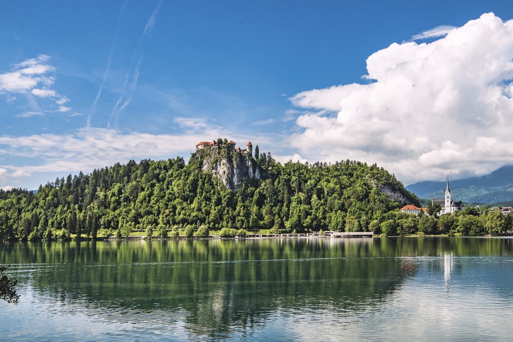 Pravou perlou ukrytou mezi horami je Bledské jezero na severozápadě Slovinska. Stráží ho kouzelný stejnojmenný hrad, jehož základy tu stojí už od 11. století.  Co dělá ale jezero jedním z nejfotogeničtějších míst Evropy, je ostrůvek s kostelem Nanebevzetí Panny Marie. Archeologové na ostrově objevili pozůstatky vesnice z 11. století před naším letopočtem. Magický ostrov uprostřed jezera se stal důležitým kultovním místem i pro staré Slovany. Základy baziliky byly položeny v 12. století.