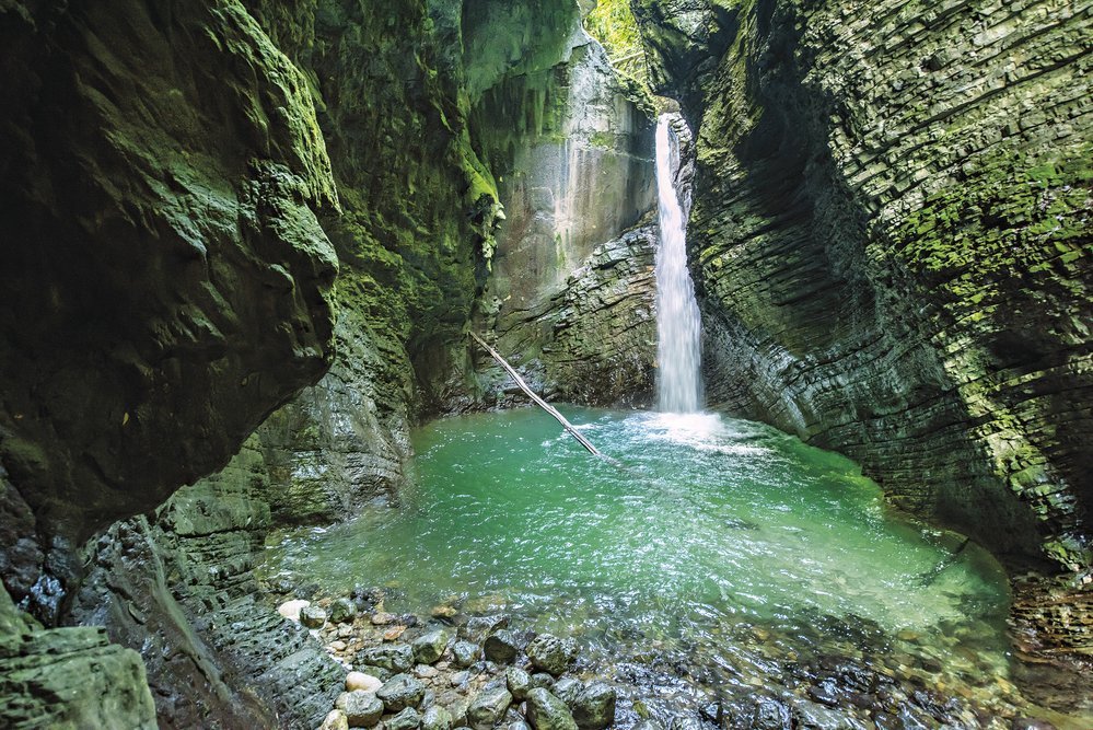 Nedaleko městečka Kobarid se nachází nádherný jeskynní vodopád Kozjak