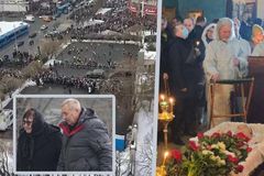Slzy tisíců lidí, matka u otevřené rakve i znělka z Terminátora: Takhle se Rusko loučilo s Navalným