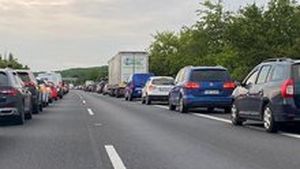 Smí motorkář do záchranářské uličky? Rozhoduje rozdíl mezi předjížděním a objížděním Smí motorkář do záchranářské uličky? Rozhoduje rozdíl mezi předjížděním a objížděním