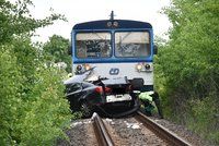 Srážka vlaku a automobilu na přejezdu u Sobotky! Provoz na trati byl přerušen