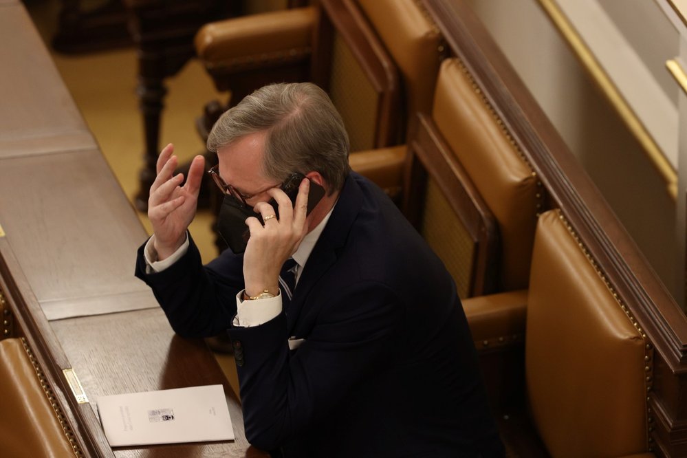 V hlavní roli telefon: Premiér Petr Fiala chodil při jednání Sněmovny o důvěře vládě často telefonovat do zadních telefonních lavic
