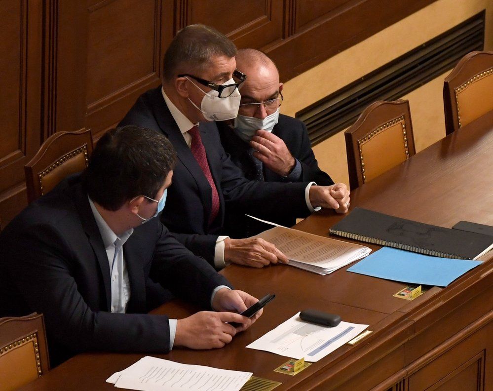Zleva vicepremiér Jan Hamáček (ČSSD), premiér Andrej Babiš (ANO) a ministr zdravotnictví Jan Blatný (za ANO) na mimořádné schůzi Poslanecké sněmovny (9. 12. 2020)
