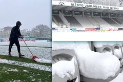 Sněžení ruší fotbal, hrát se nebude ani v Jablonci. „Klokani“ odklízeli