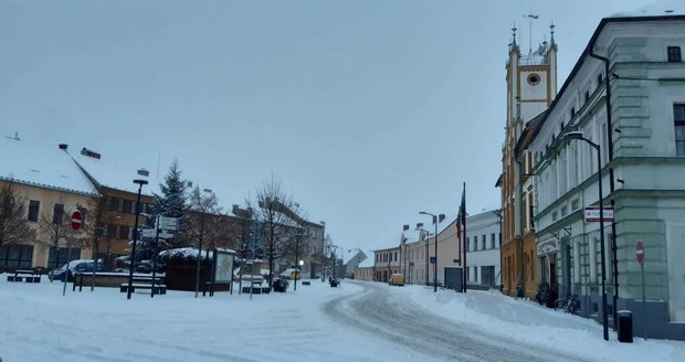 Sníh ve Mšeně ve Středočeském kraji (8. února 2021)