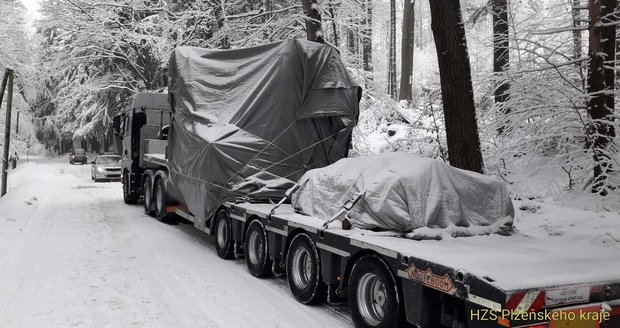 Uvázlý naložený kamion na Tachovsku.