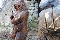 Vandal pořezal a zapálil sochu velké medvědice na hradě Lukov! Místní se skládají na její opravu