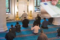 Dítě neposlali na exkurzi do mešity. Za trest mají zaplatit přes osm tisíc korun