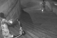 Bezohledná turistka (28) poničila Španělské schody: Házela na ně elektrokoloběžku!