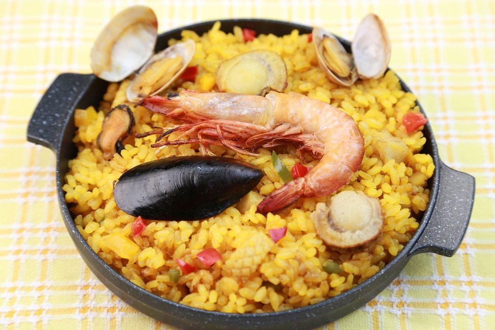 Paella je tradiční španělské jídlo.