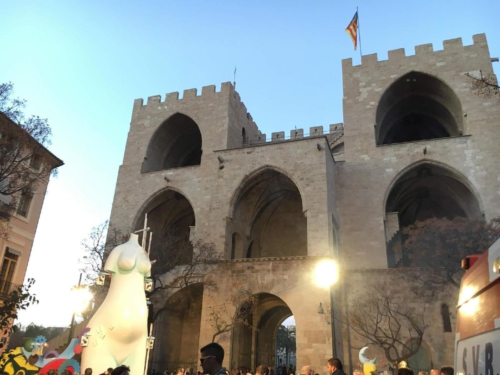 Las Fallas zaplňují ulice Valencie