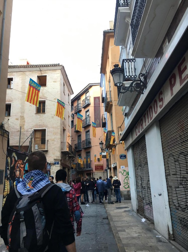 Ulice města vyzdobené valencijskými symboly