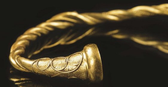 V Británii našli zlatý poklad z doby železné. Šperky jsou nejstaršími nalezenými na ostrovech
