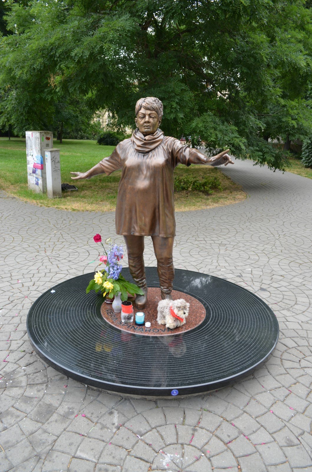 Mnohým socha Věry Špinarové v centru města nevadí. Lidé nosí květiny, svíčky i plyšáky.