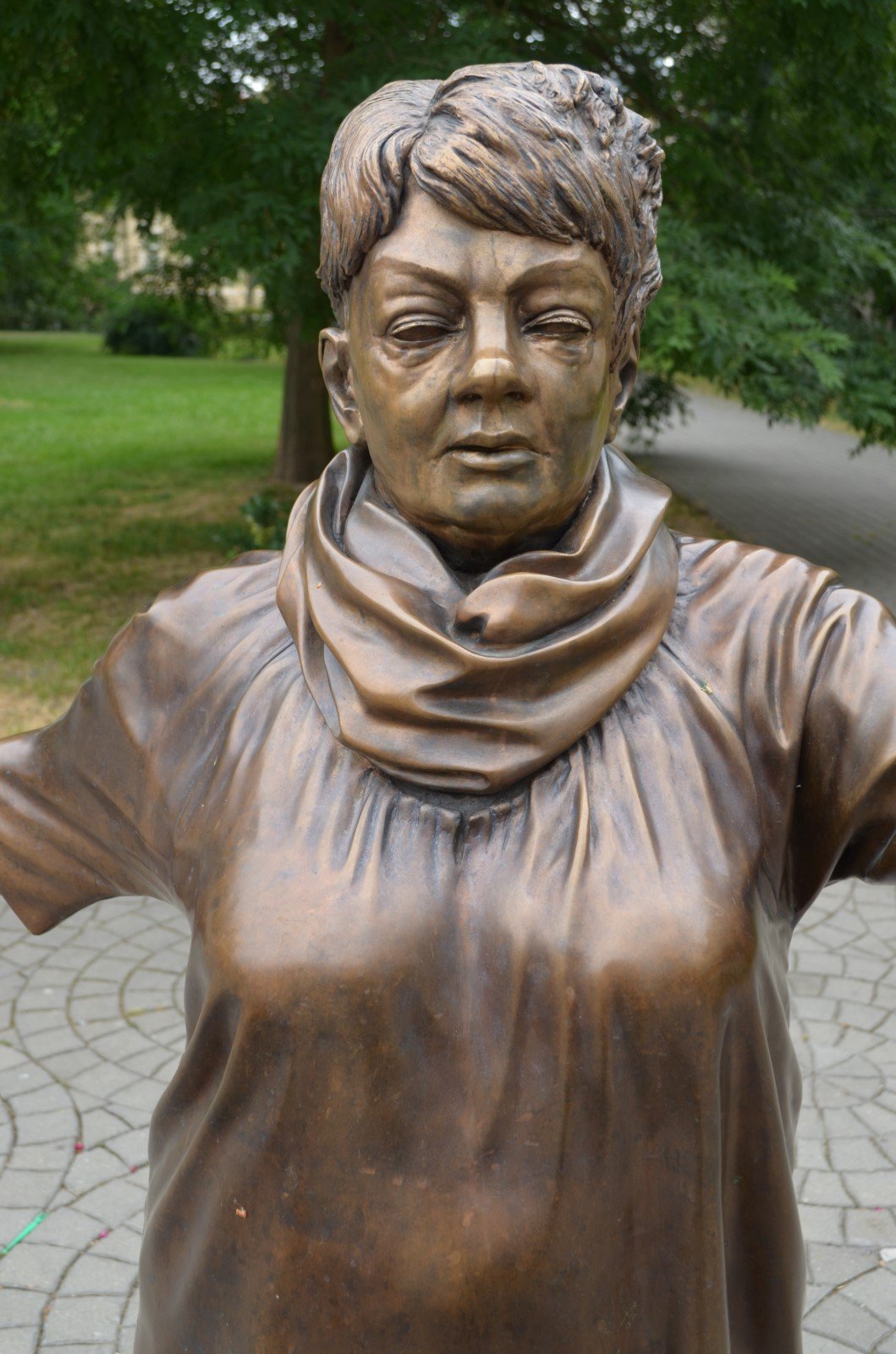 Mnohým socha Věry Špinarové v centru města nevadí. Lidé nosí květiny, svíčky i plyšáky.
