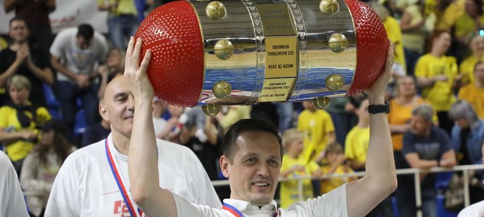 Kouč Nymburka Aleksander Sekulič se raduje z ligového titulu