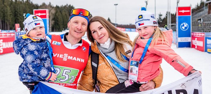 Ondřej Moravec s manželkou Veronikou a oběma dětmi, jeho překvapením v cíli posledního závodu kariéry