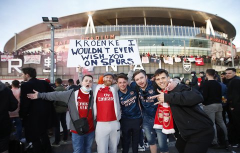 Fanoušci Arsenalu protestují. Chtějí, aby Stan Kroenke odešel z klubu