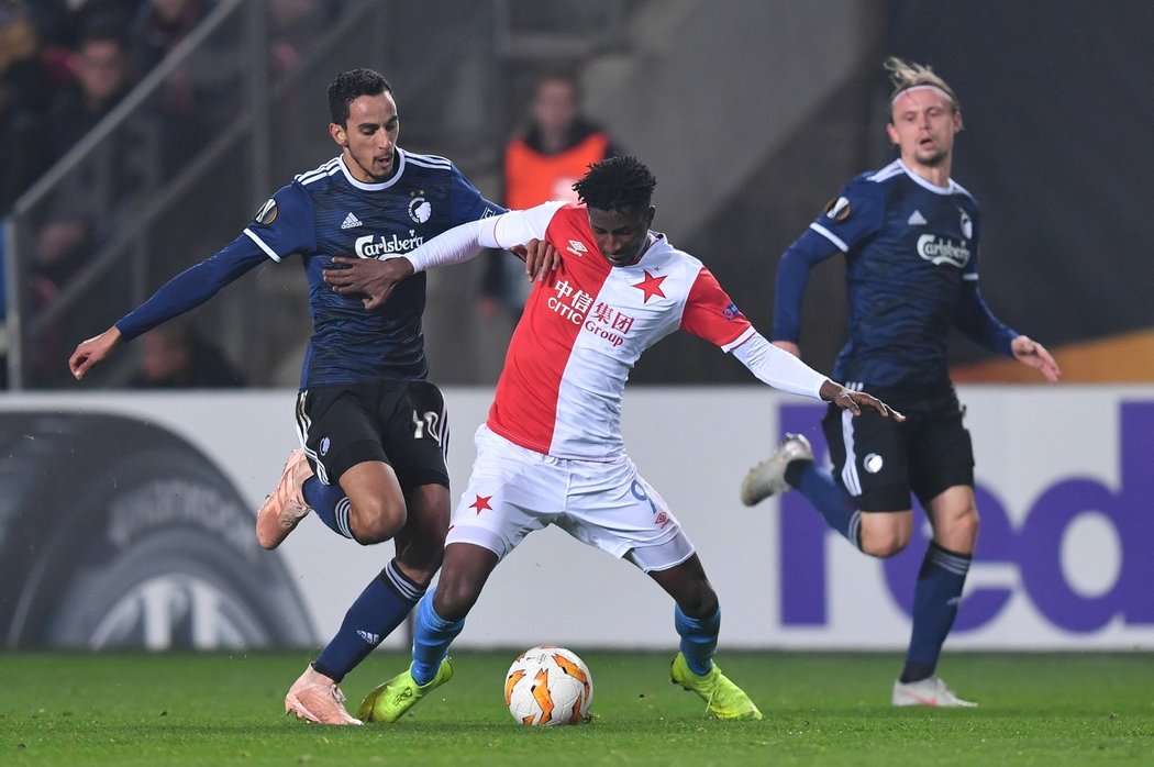 Peter Olayinka se snaží krýt balon před dotírajícím protihráčem z FC Kodaň