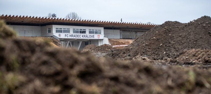 Stavbaři dokončují demolice Všesportovního stadionu v Hradci Králové a na jeho místě chystají stavbu nového fotbalového stadionu.