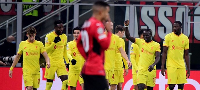 Radost fotbalistů Liverpoolu po brance do sítě AC Milán v utkání Ligy mistrů