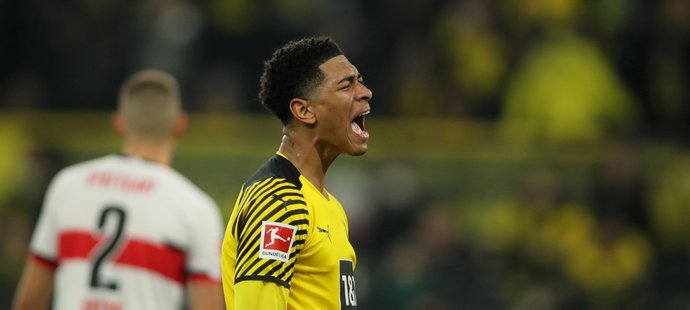 Jude Bellingham slaví výhru Dortmundu nad Stuttgartem