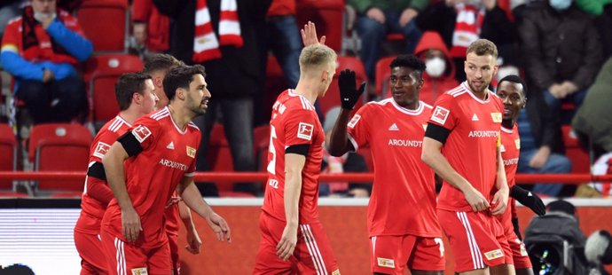 Fotbalisté Unionu Berlín se radují z gólu do sítě Lipska
