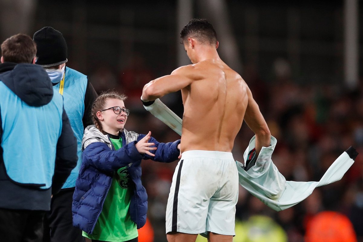 Cristiano Ronaldo po zápase v Irsku věnoval dres malé fanynce