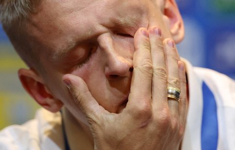 Ukrajinský záložník Oleksandr Zinčenko se rozplakal na tiskové konferenci před zápasem ve Skotsku
