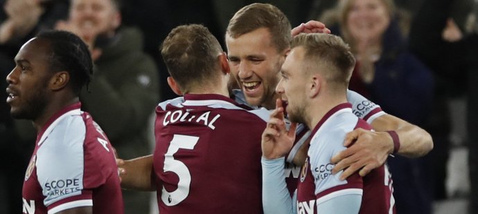 Tomáš Souček oslavuje s Vladimírem Coufalem a spoluhráči z West Hamu svůj gól proti Brightonu