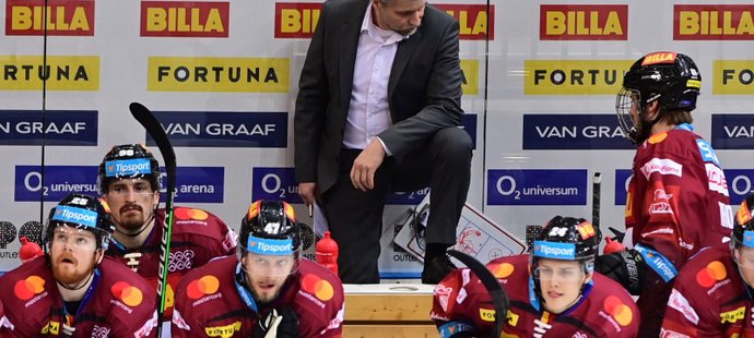 Trenér Sparty Josef Jandač zklamaně hledí k zemi během utkání s Motorem