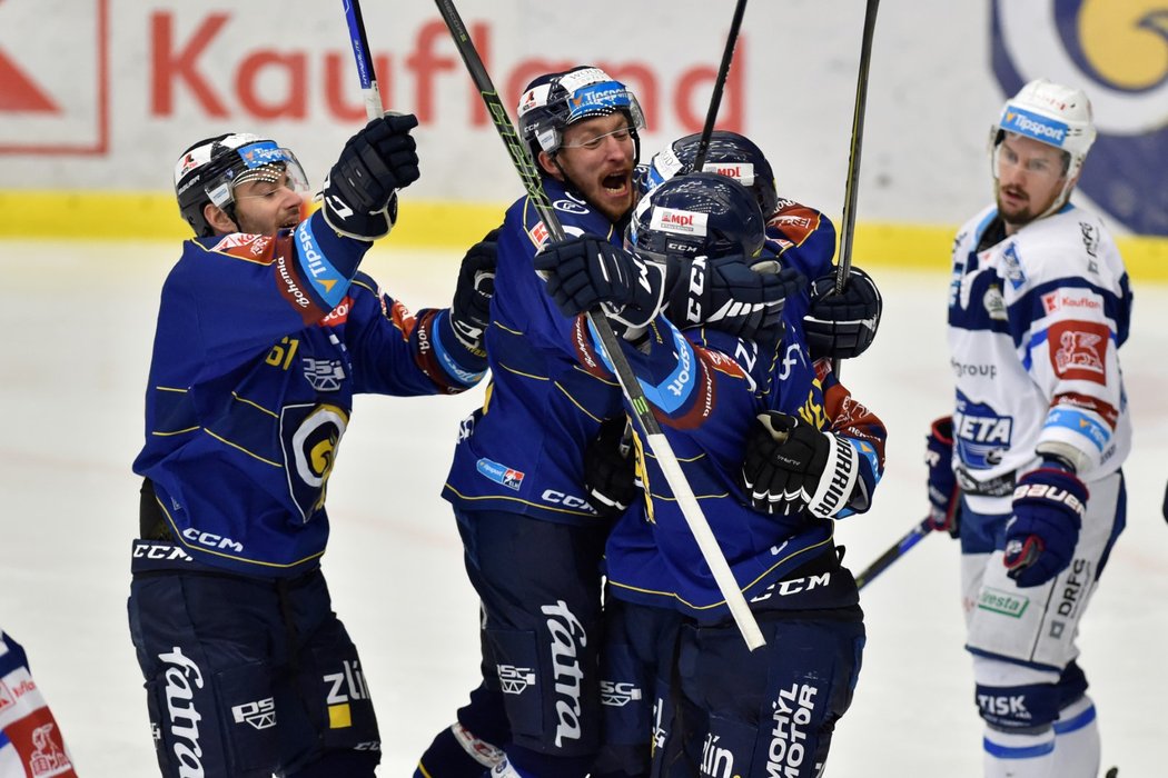 Obrovská radost hokejistů Zlína, kterým se proti Kometě Brno povedlo urvat první výhru za tři body