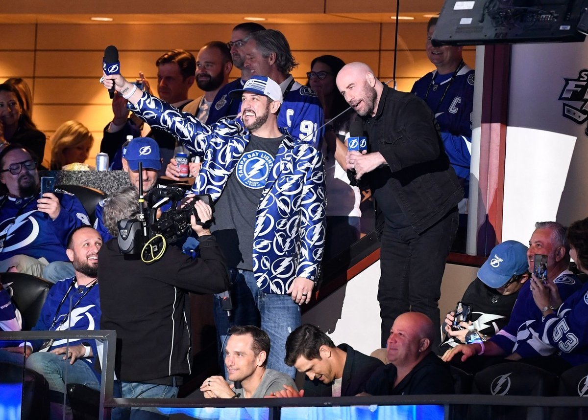 Hokejisty Tampy Bay přišel během druhého finále Stanley Cupu povzbudit slavný herec John Travolta (vpravo)