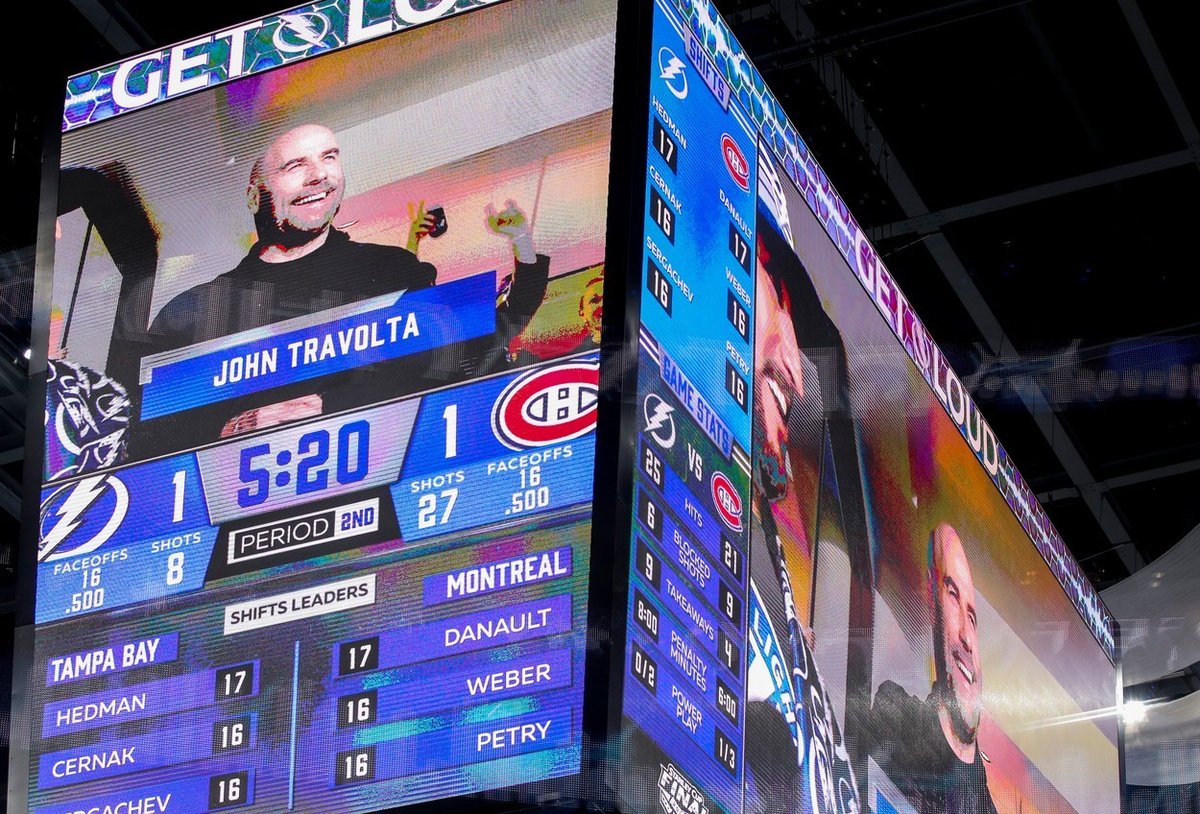 Filmová hvězda John Travolta přišel na druhý zápas finále NHL mezi Tampou Bay a Montrealem