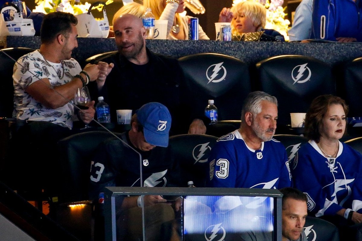 Na druhém finále play off NHL byl na tribuně i slavný hollywoodský herec John Travolta