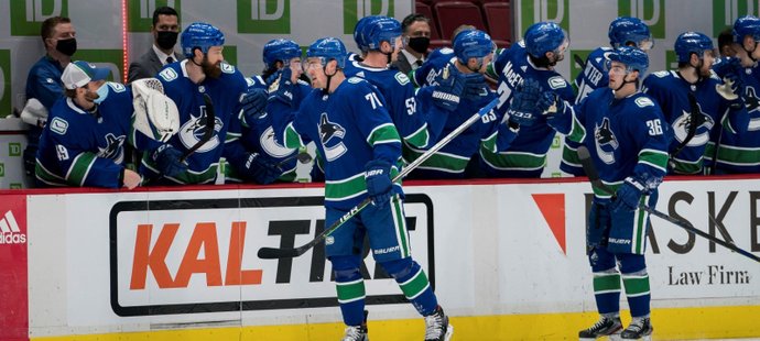 Utkání hokejové NHL mezi Vancouverem a Ottawou, v němž domácí zvítězili vysoko 7:1