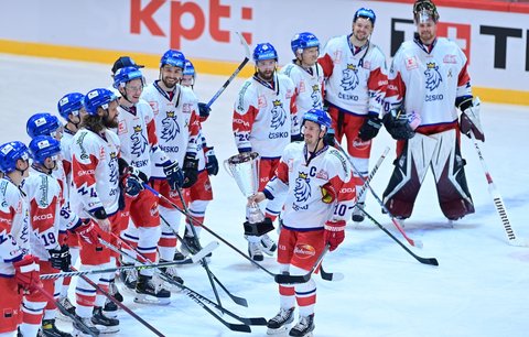 Český kapitán Roman Červenka přiváží k týmu trofej pro vítěze Švédských her