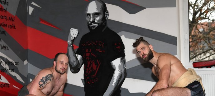 Sumista Pavel Bojar (vlevo) a MMA bojovník Jiří Procházka na společném tréninku